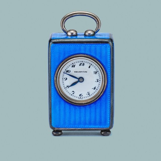 ساعة عربة بالمينا