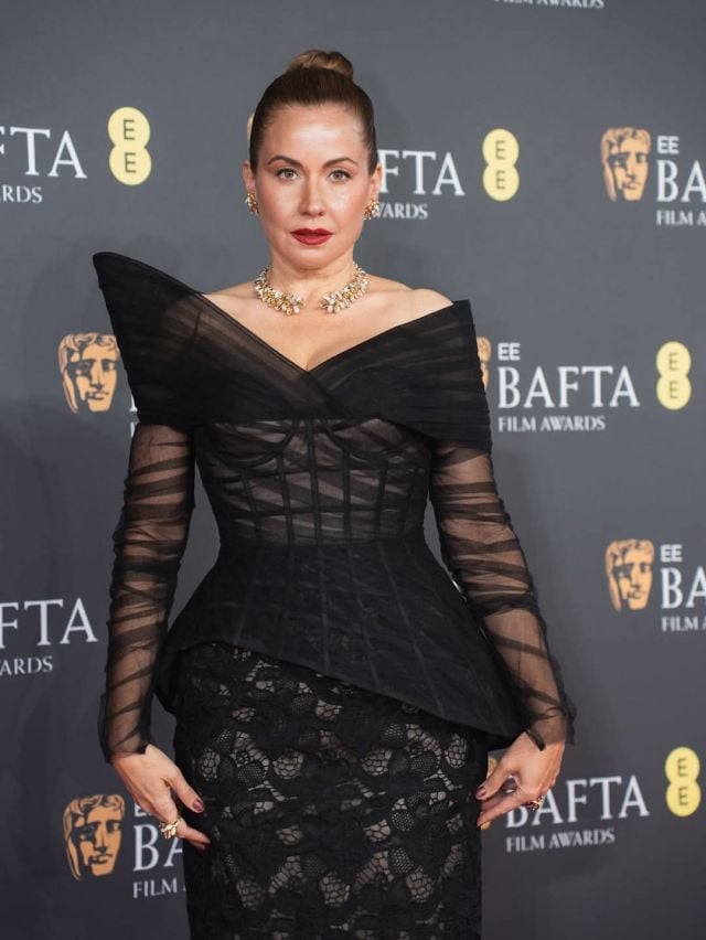 ريا أبي راشد تتألق بالدانتيل في حفل الـBAFTA
