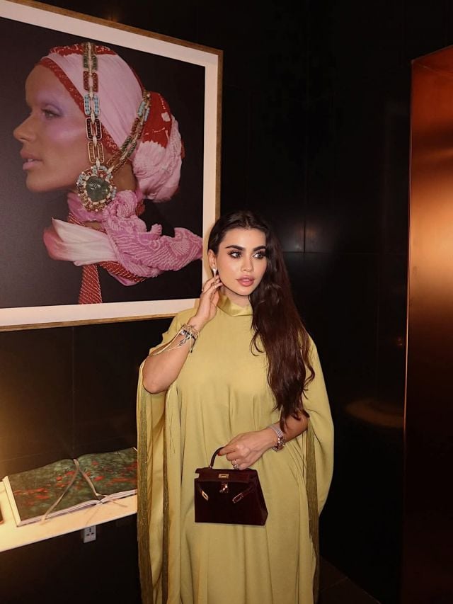 الدكتورة يومي تنسق فستانها الرمضاني بأكسسوارات فخمة 