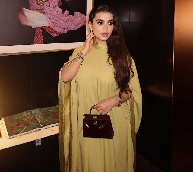 الدكتورة يومي تنسّق فستانها الرمضاني بأكسسوارات فخمة 