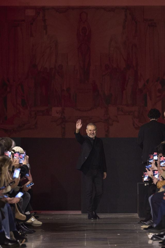 إيلي صعب أثناء العرض 