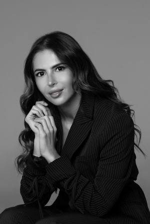 Raheel Al Roudhan رؤية كويتية تجمع بين الثقافة والحداثة في عالم الموضة