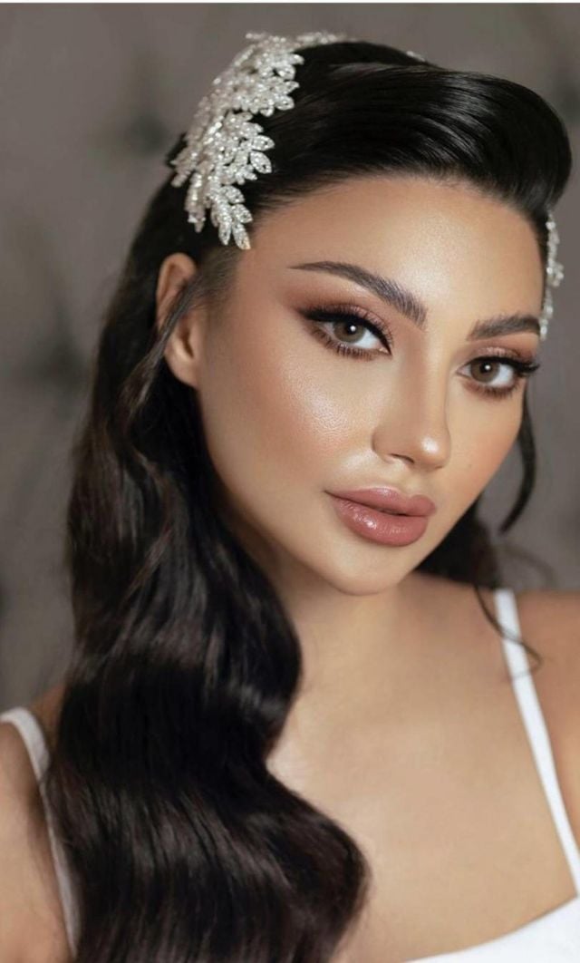 تسريحات ريترو شعر طويل على الجانب مع دبوس رأس