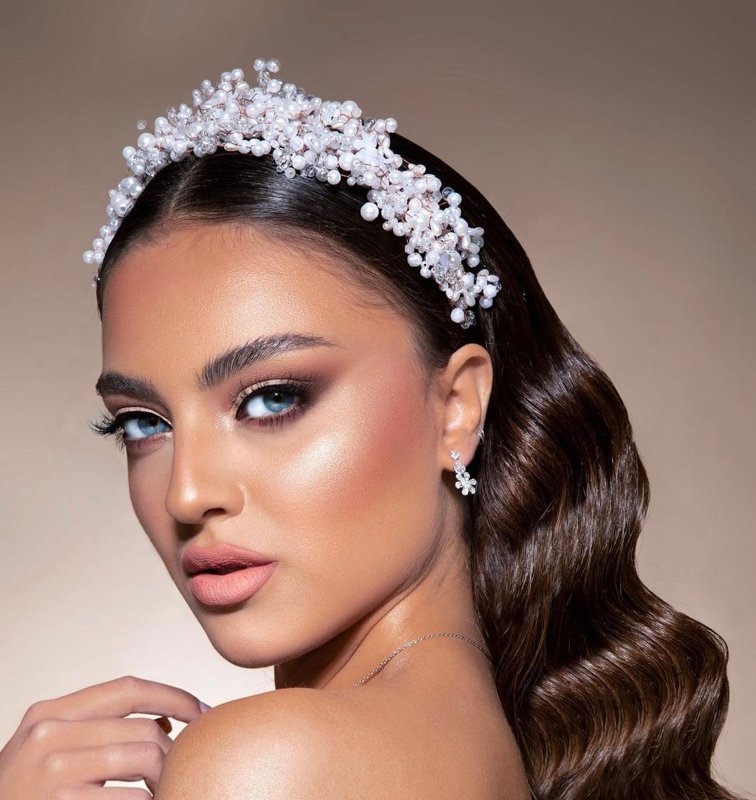 تسريحة شعر الريترو نصف مرفوع