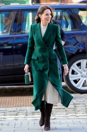 المعاطف الملكية: توقيع الأناقة على الإطلالات الرسمية