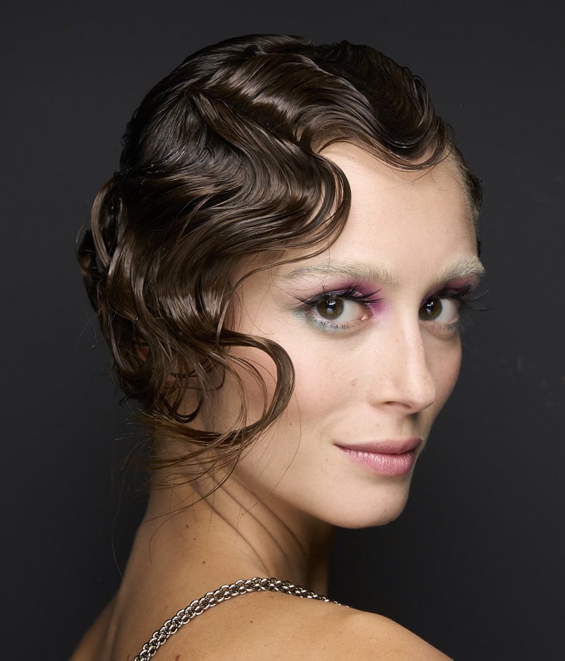 بين الفخامة والبساطة: اكتشفي جمال تسريحات الريترو