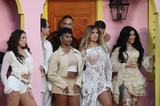 كارول جي وكاردي تتنافسان بالجرأة في حفل سوبر بول 2026 