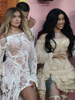 كارول جي وكاردي بي تتنافسان بالجرأة في حفل سوبر بول 2026 