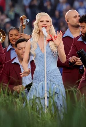 ليدي غاغا تلفت الأنظار بفستانها الأزرق المزين بوردة حمراء