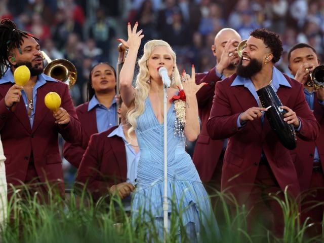 ليدي غاغا تلفت الأنظار بفستانها الأزرق المزين بوردة حمراء