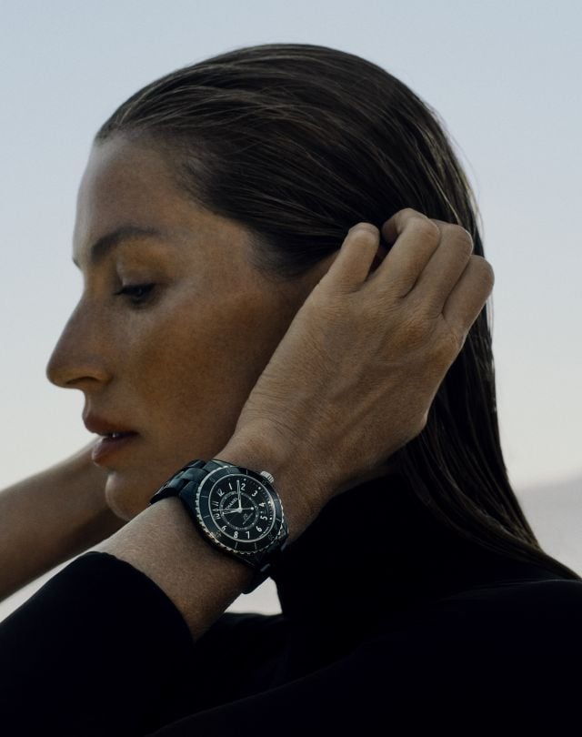 ساعة CHANEL J12 أول ساعة فاخرة تُصنع بالكامل من السيراميك