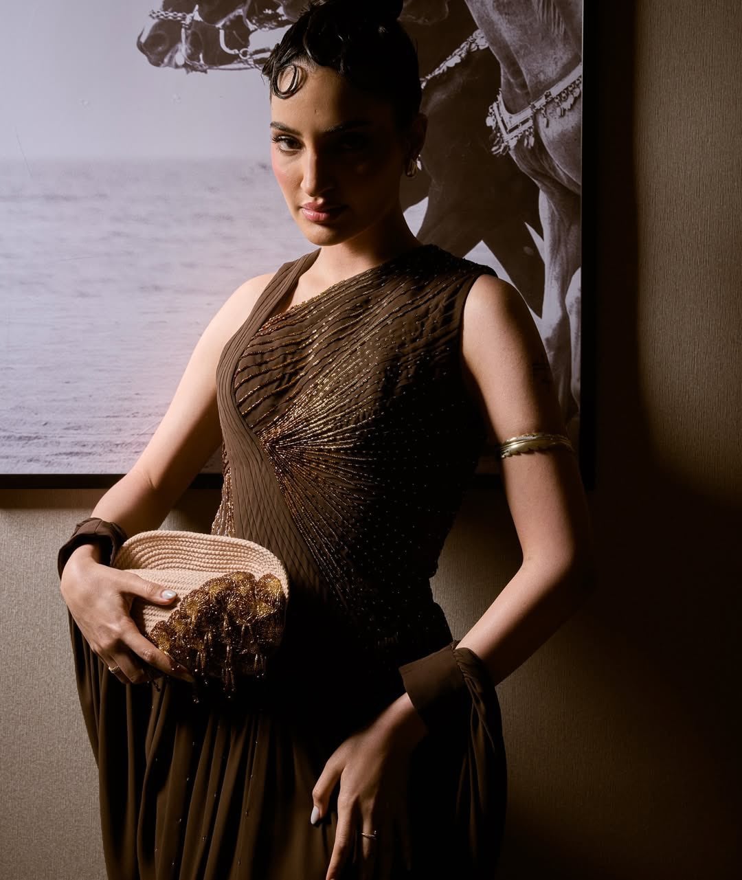 أفنان: البني التراثي مع لمسات ذهبية عصرية