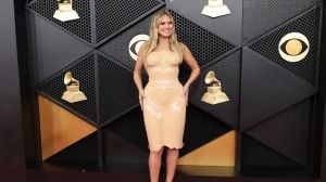 فستان هايدي كلوم البلاستيكي يحدث ضجة كبيرة 