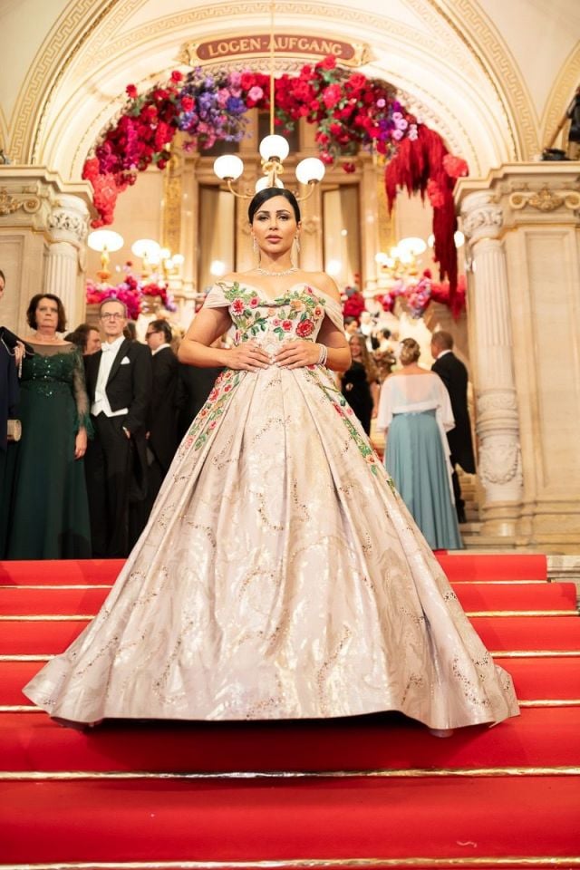 مهيرة عبد العزيز بفستان ملكي