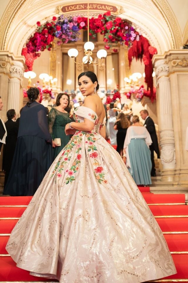 مهيرة عبد العزيز بفستان ملكي