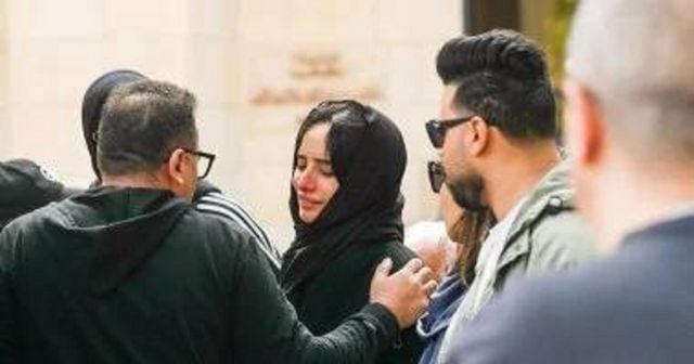 انهيار زينة في عزاء شقيقها