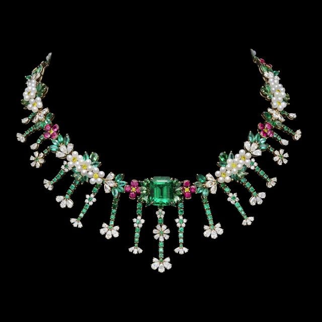 عقد أنيق من مجموعة مجوهرات ديور الساحرة