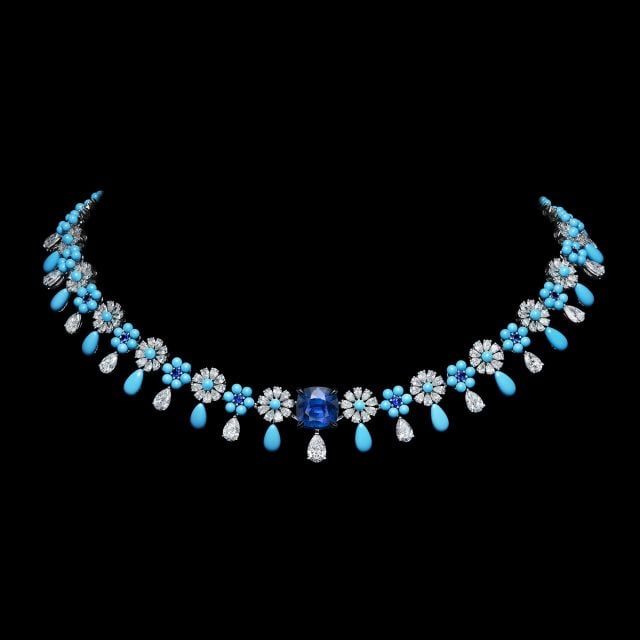 عقد من مجموعة مجوهرات Dior