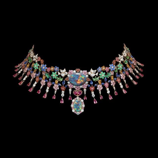 عقد من مجموعة مجوهرات Dior