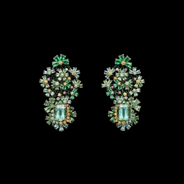 أقراط من مجموعة مجوهرات Dior