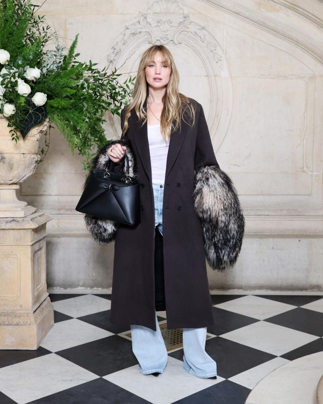 جنيفر لورانس تجمع بين المعطف البنّي والجينز