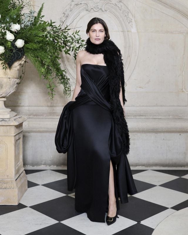 ليتيسيا كاستا بفستان Bustier وشاح الفرو الأسود