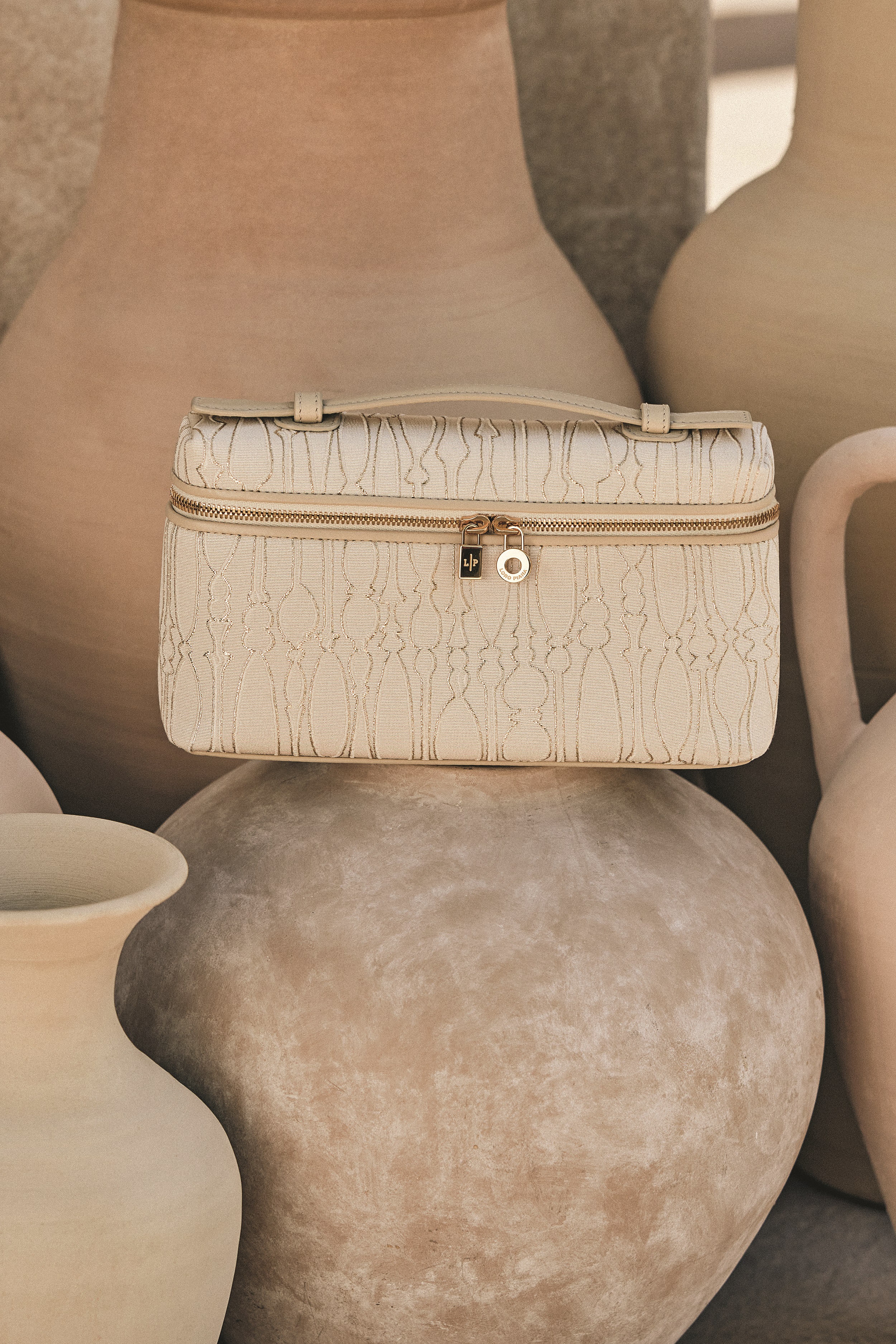 حقيبة من لورو بيانا حقيبة من لورو بيانا