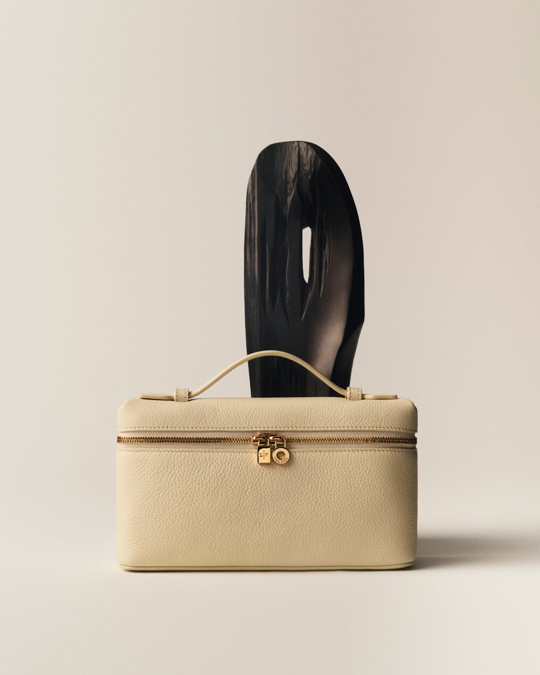 حقيبة Extra Pocket من لورو بيانا حقيبة Extra Pocket من لورو بيانا