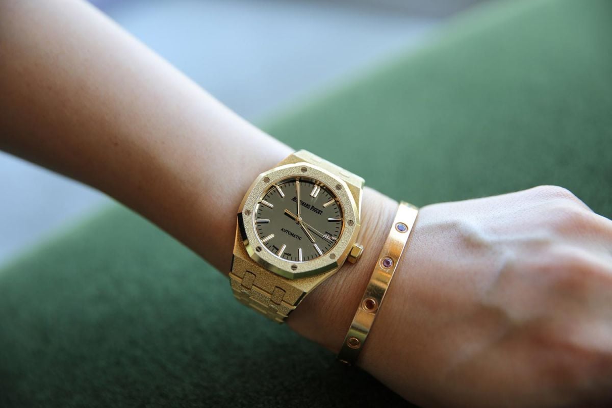 الساعات الذهبية تتناغم بسلاسة مع الإطلالات الرمضانية