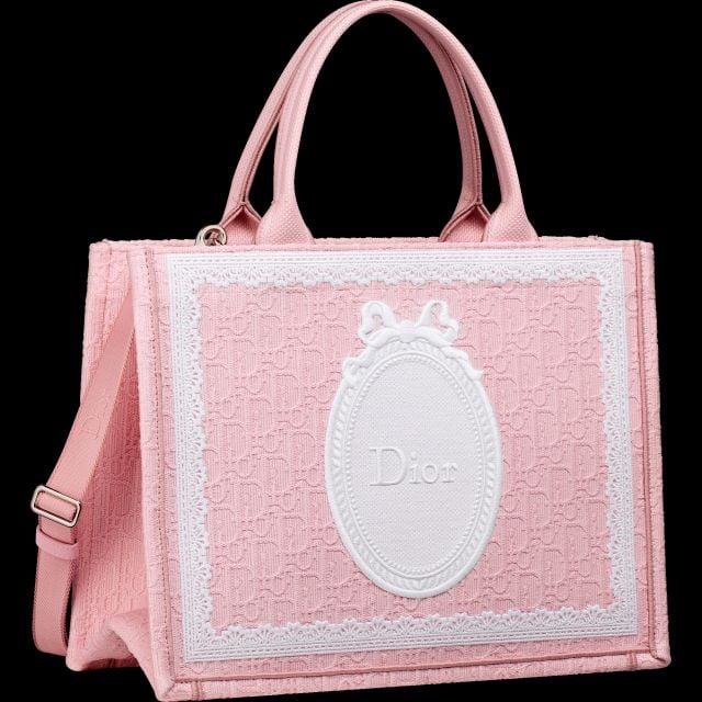 ديور تحتفل بعيد الحب بحقيبة أنيقة تجمع بين الأناقة والرومانسية