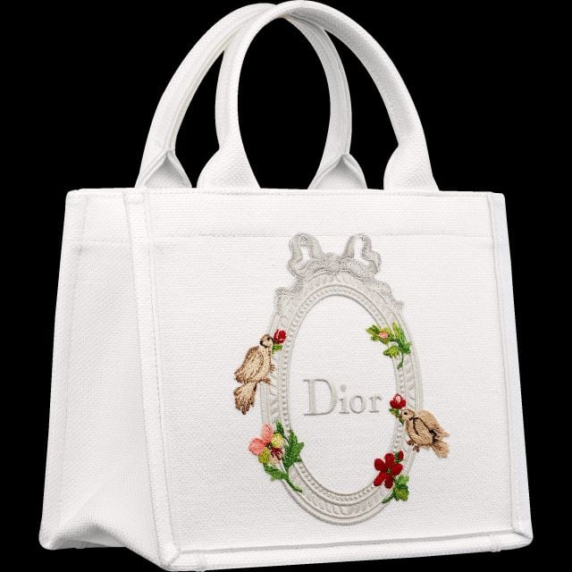 لعيد الحب اختاري أناقة ديور مع هذه الحقيبة المميزة