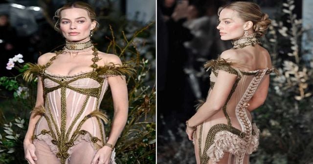 مارغوت روبي تتألق بفستان كورسيه مستحى من الجنيات مع سوار مصنوع من شعر حقيقي