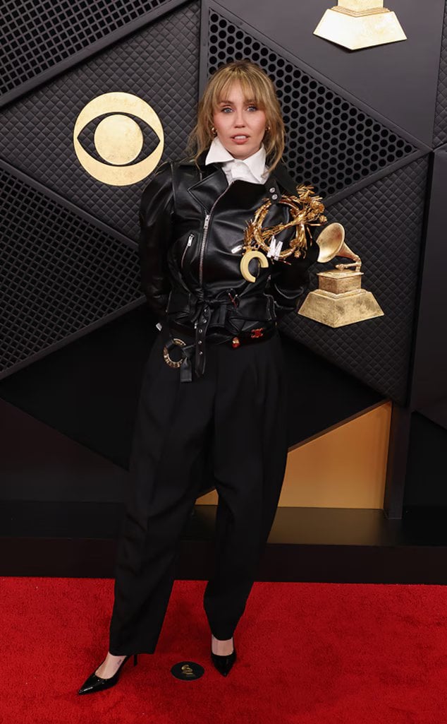 مايلي سايرس بجاكيت الجلد مايلي سايرس بجاكيت الجلد