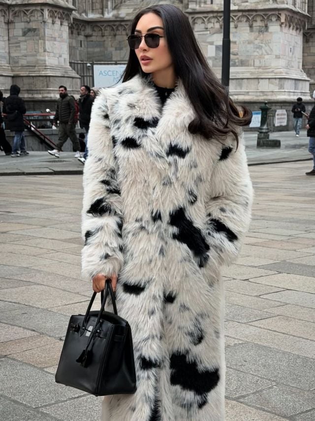 نور الغندور بمعطف فرو وحقيبة 