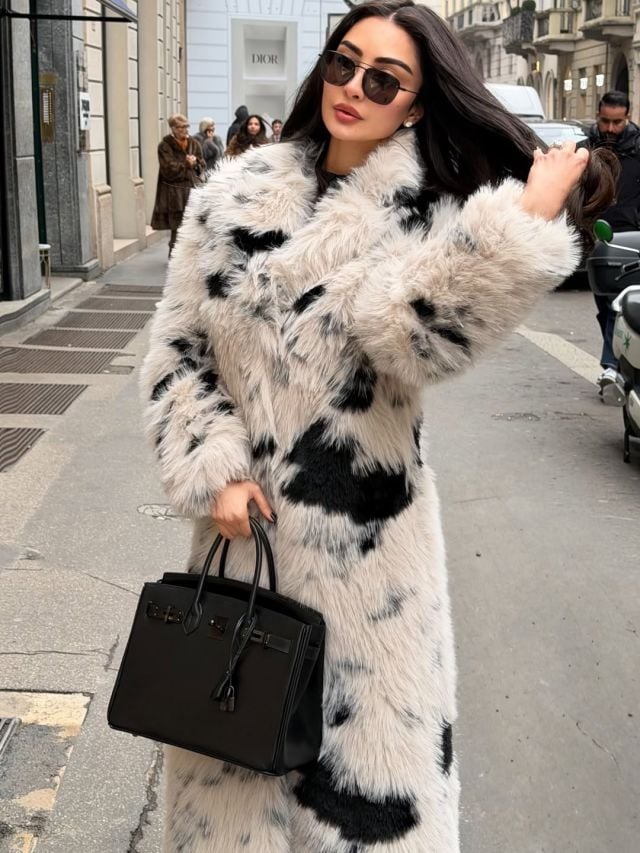 نور الغندور بمعطف فرو وحقيبة 