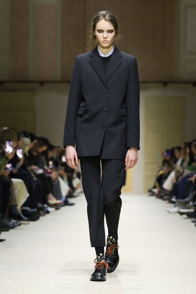 إطلالة من Prada خريف/شتاء 2026