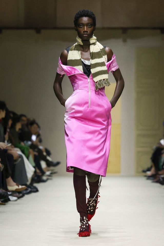 إطلالة من Prada خريف/شتاء 2026