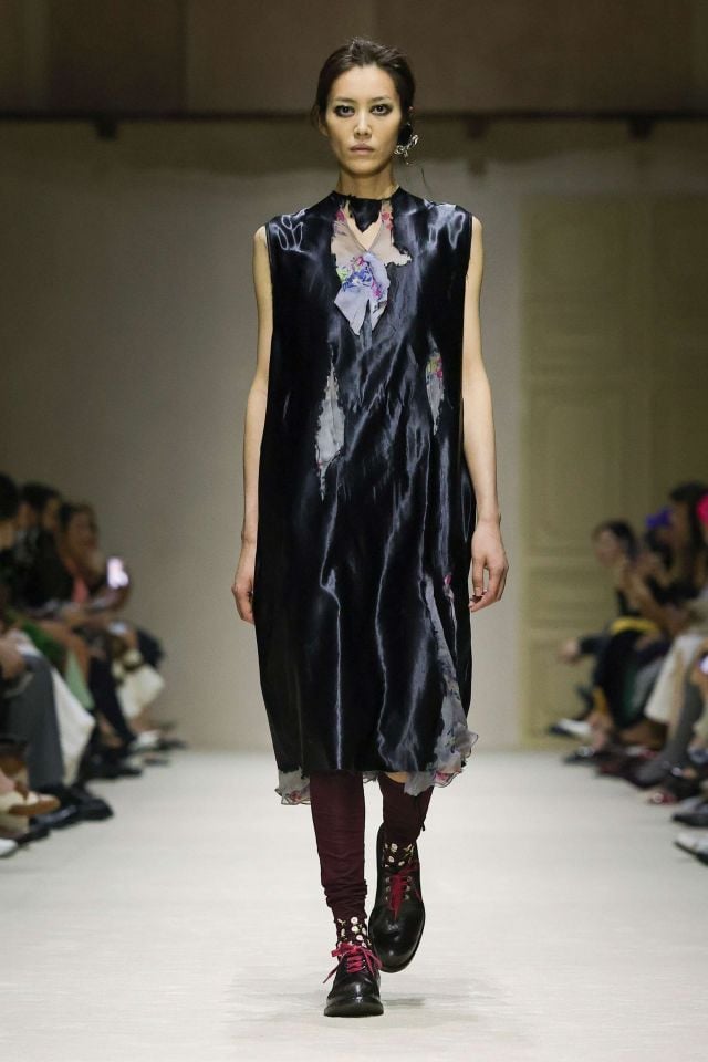 إطلالة من Prada خريف/شتاء 2026