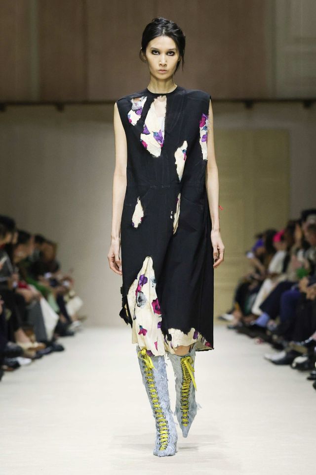 إطلالة من Prada خريف/شتاء 2026