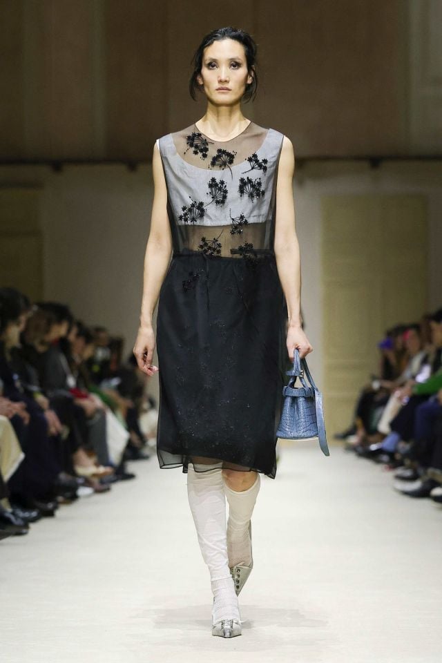 إطلالة من Prada خريف/شتاء 2026