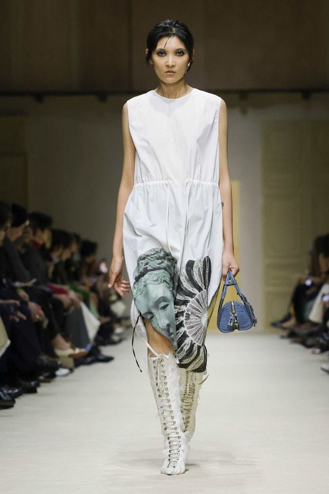 إطلالة من Prada خريف/شتاء 2026