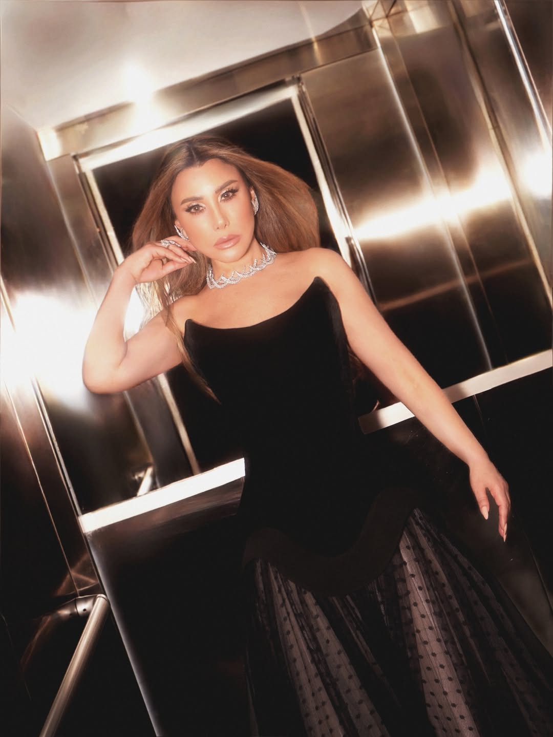 نجوى كرم تضج جمالاً بفستان أسود فخم