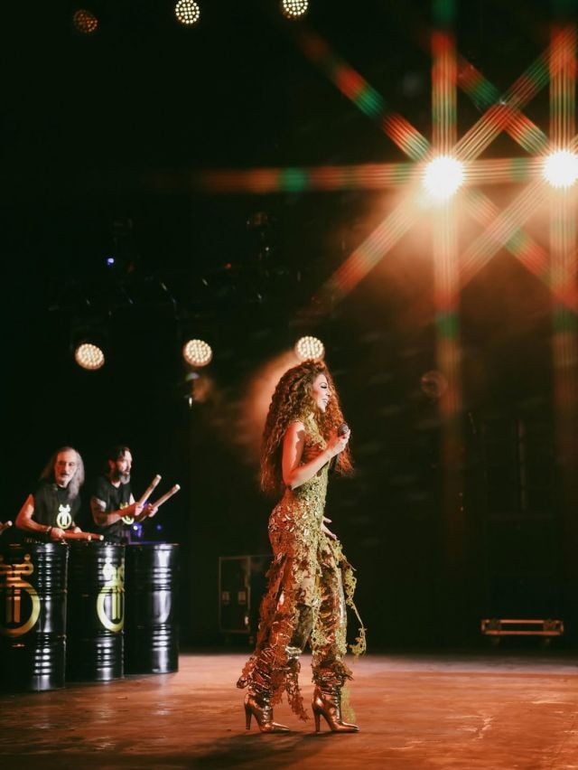 ميريام فارس بإطلالة ذهبية مبتكرة