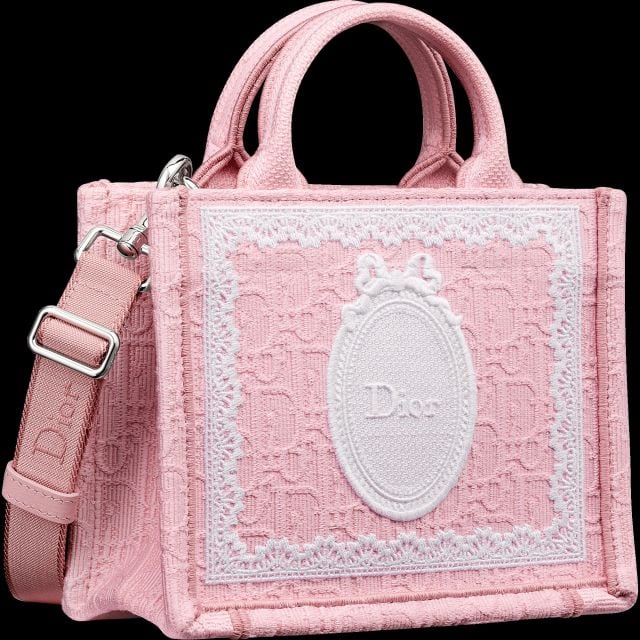 اختاري حقيبة ديور كهدية لا تُنسى