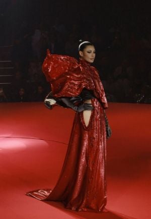 أميمة طالب تتألق بالأسود في عرض ستيفان رولان في أسبوع باريس للأزياء الراقية