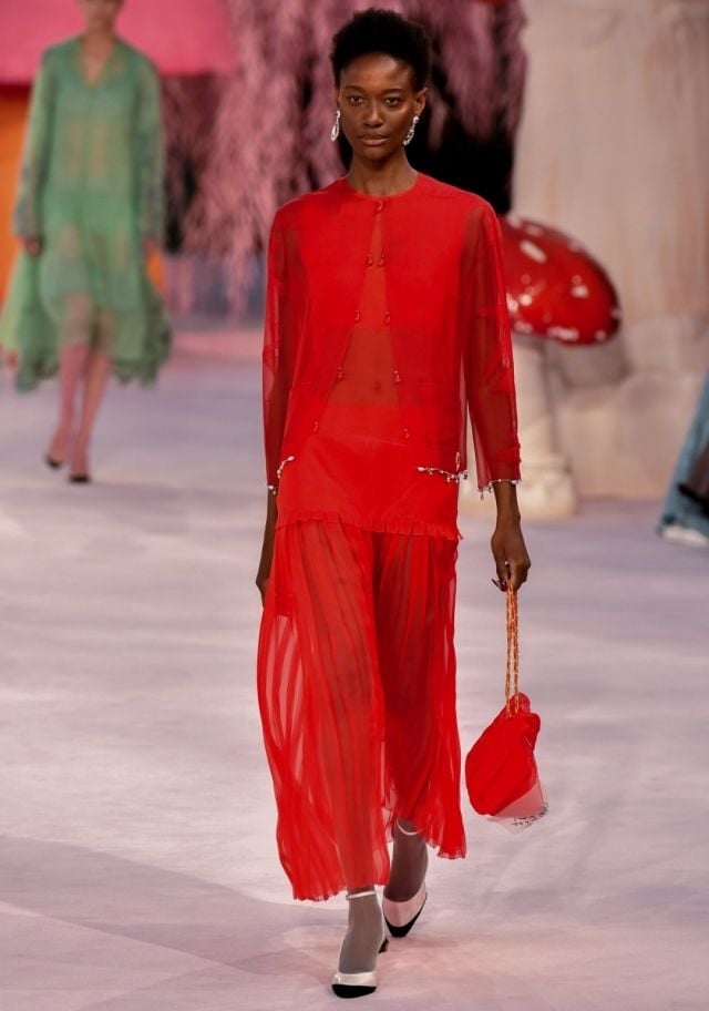 الفساتين الطويلة في عرض شانيل خلال أسبوع الموضة في باريس