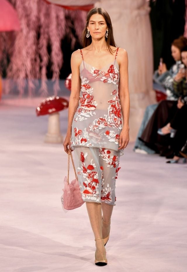 الفساتين الطويلة في عرض شانيل خلال أسبوع الموضة في باريس