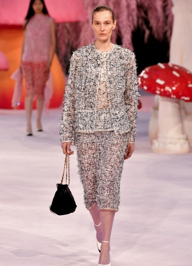 أطقم تويد الأنيقة في عرض شانيل خلال أسبوع الموضة في باريس