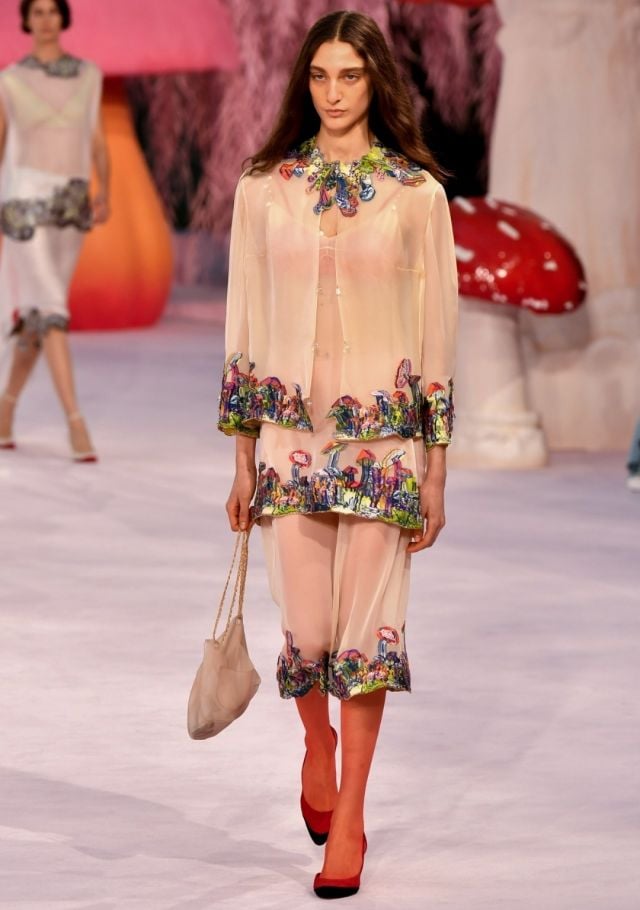 الأطقم الأنيقة في عرض شانيل خلال أسبوع الموضة في باريس