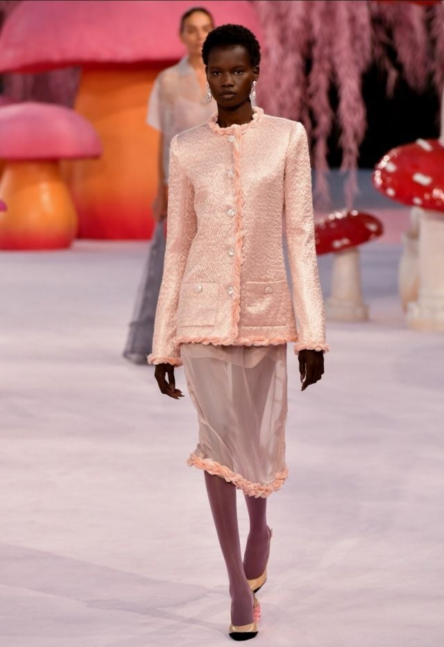 الأطقم الأنيقة في عرض شانيل خلال أسبوع الموضة في باريس